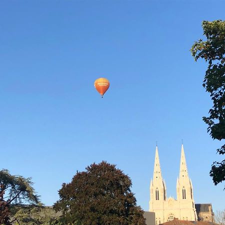 Au Rez De Jardin Hotel Cholet Bagian luar foto