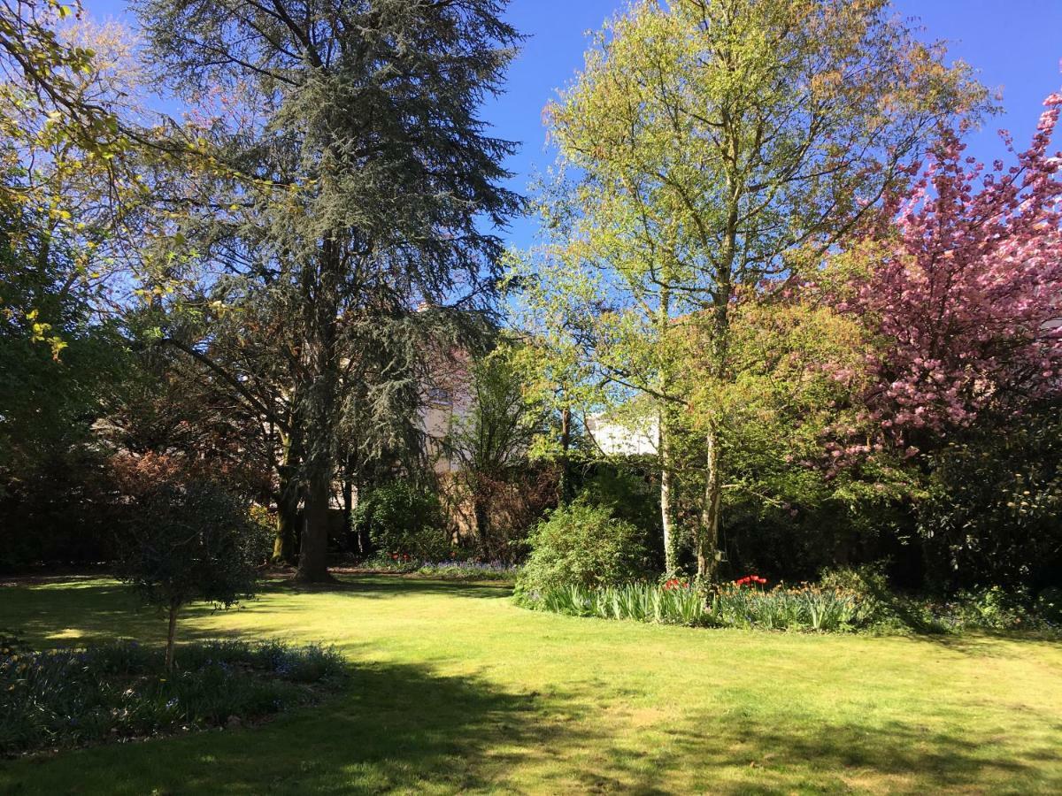Au Rez De Jardin Hotel Cholet Bagian luar foto