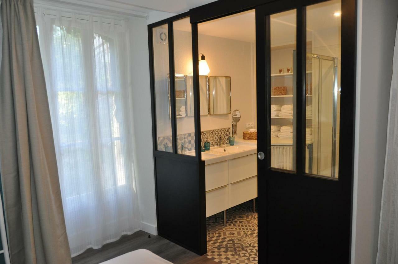 Au Rez De Jardin Hotel Cholet Bagian luar foto