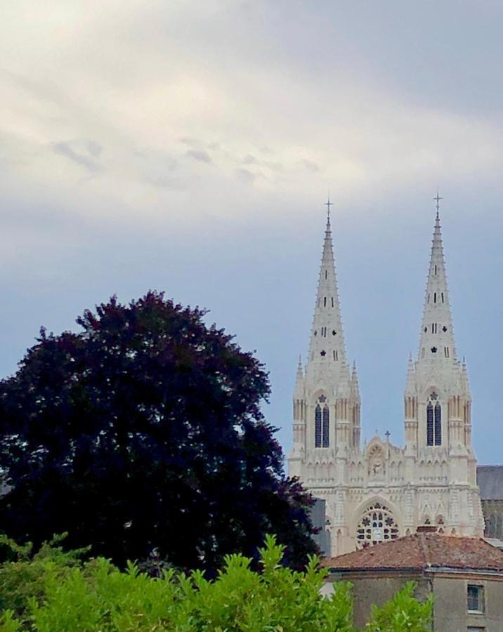 Au Rez De Jardin Hotel Cholet Bagian luar foto